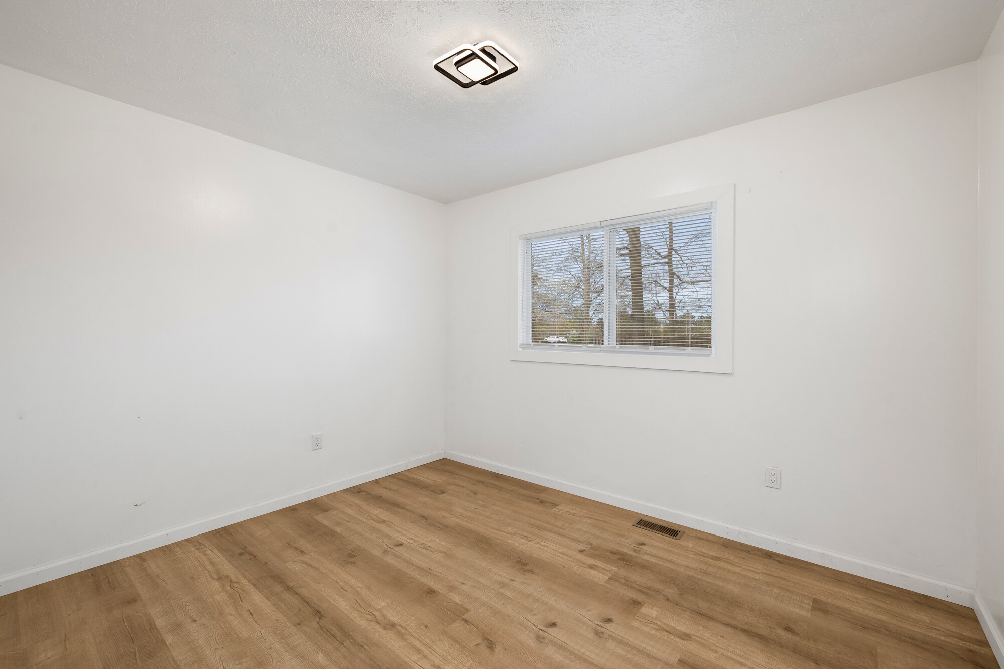 Building Photo - 2050 Willowood Dr N