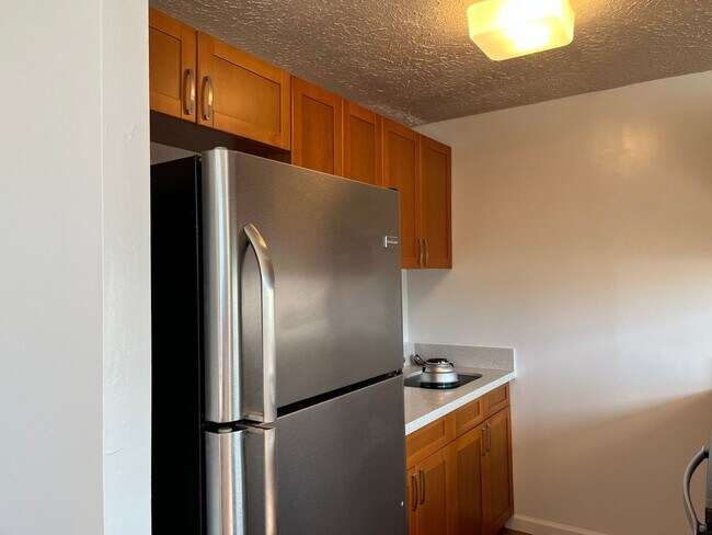 Building Photo - Nahoa Apartments - 2 bedrooms, 1 bath unit...