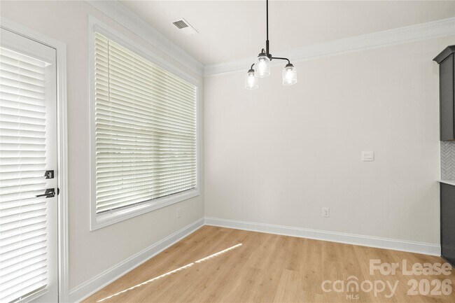 Building Photo - 7185 Sylvan Retreat Dr