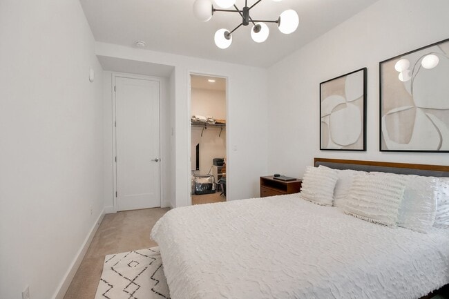 Building Photo - Stunning Modern Townhome in Sammamish!