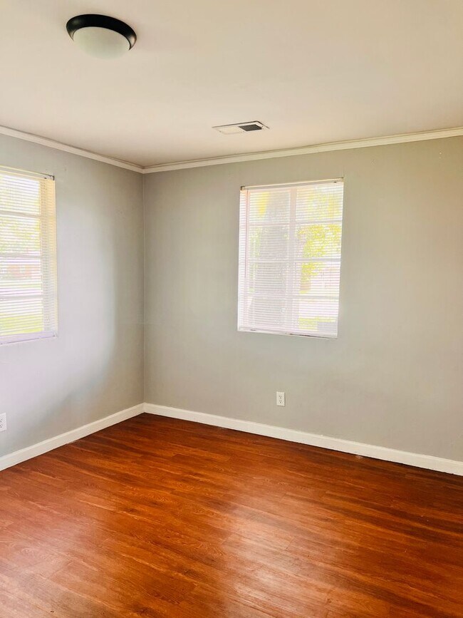 Building Photo - 2 Bedroom, 1 Bath in West Columbia