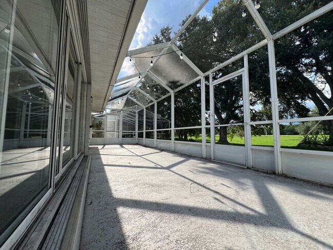 Building Photo - 752 Canberra Rd