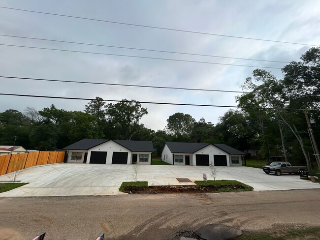 Primary Photo - 3 Bed 2 Bath Duplex Close to SFA!!!