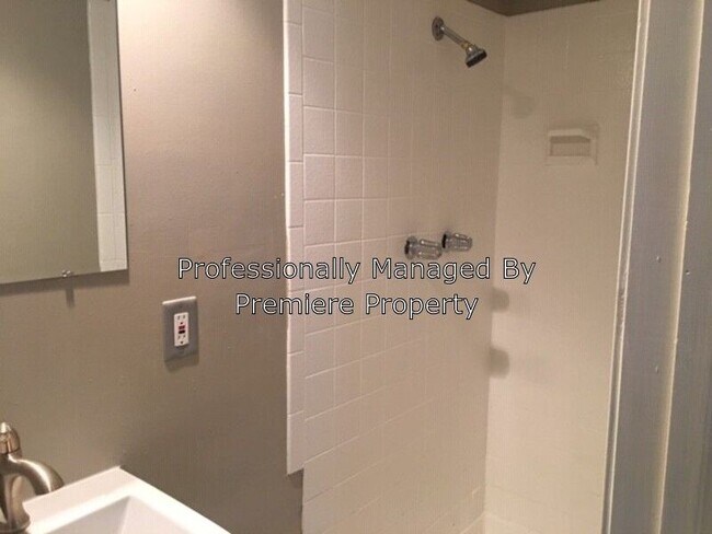 Building Photo - 950 - 3 Bed 2 Bath Duplex in Raytown