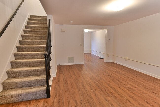 Building Photo - 3 Bedroom with Parking on Berryhill