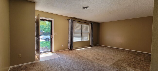 Building Photo - 3 bedroom 2 bath home