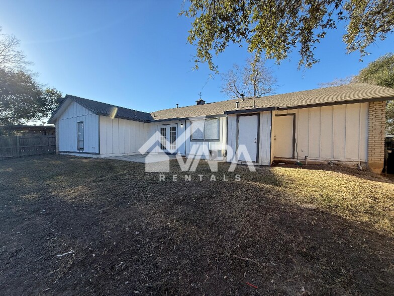 Building Photo - 5835 Freemans Farm St