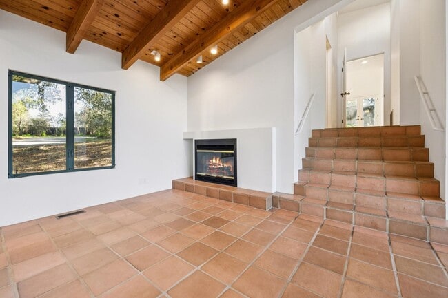 Building Photo - Charming 4BR Home Available in Private Portola Valley Cul de Sac