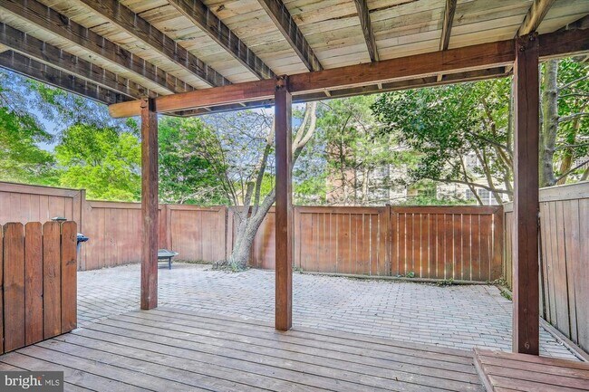 Building Photo - 1293 Quaker Hill Dr