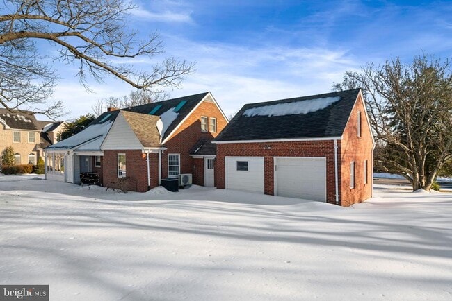 Building Photo - 1688 Chain Bridge Rd