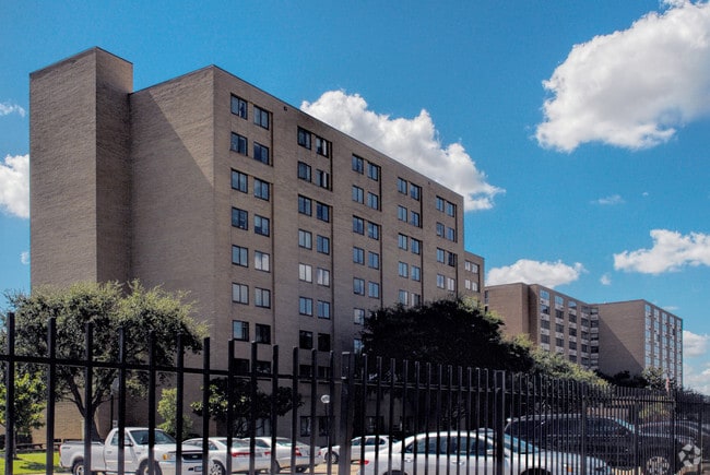 Primary Photo - Goldberg B'nai B'rith Towers