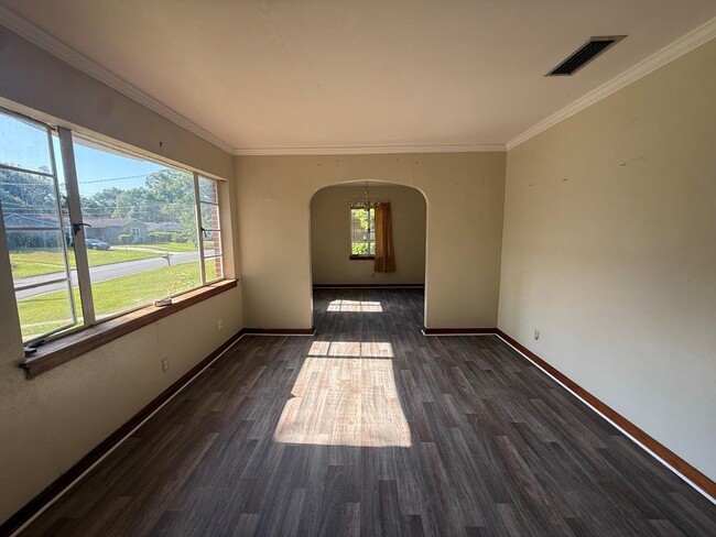 Building Photo - 700 Lilac Ave