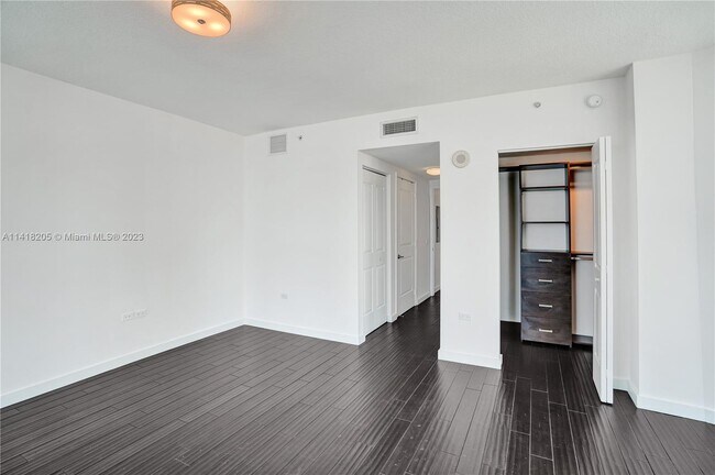 Building Photo - 480 NE 30th St