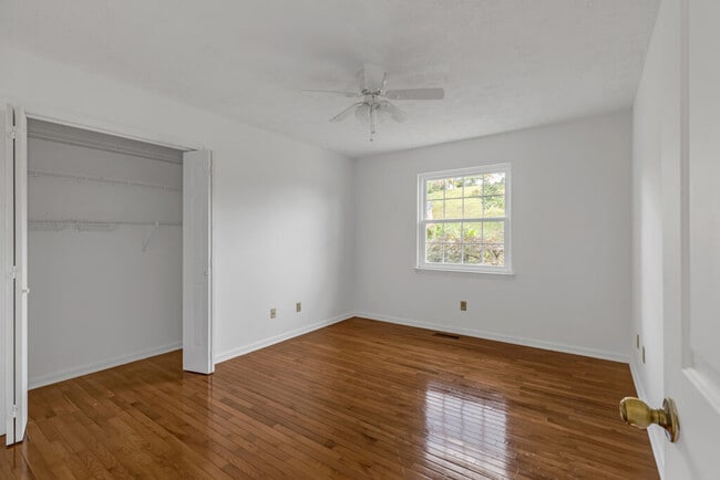 Building Photo - 7918 Holly Hills Dr