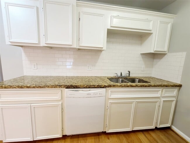 Building Photo - 4931 Junius St