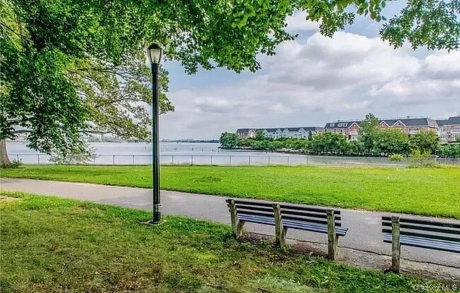 Building Photo - 3-37B Park Cres