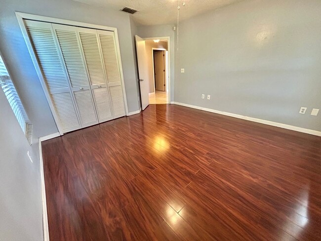 Building Photo - Waterfront Pool Home in Waterford Lakes