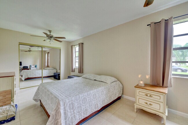 Building Photo - 141 SE Serenata Ct