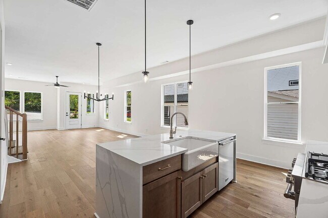 Building Photo - "Chic Nashville Townhouse: 3 Beds, 3 Baths, with Granite Elegance & Cozy Fireplace!"