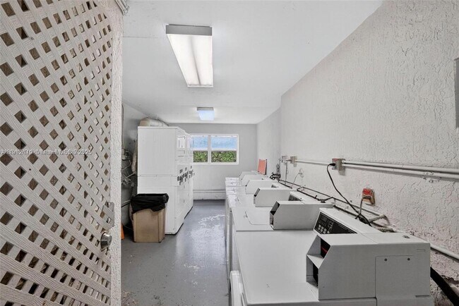 Building Photo - 444 SW 4th St