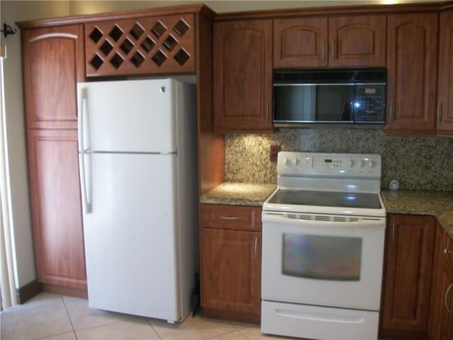 Building Photo - 4953 E Lakes Dr