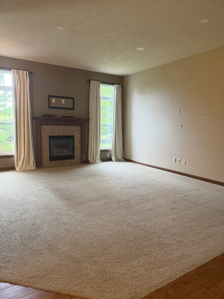 Building Photo - 2701 E Glenhurst Ln