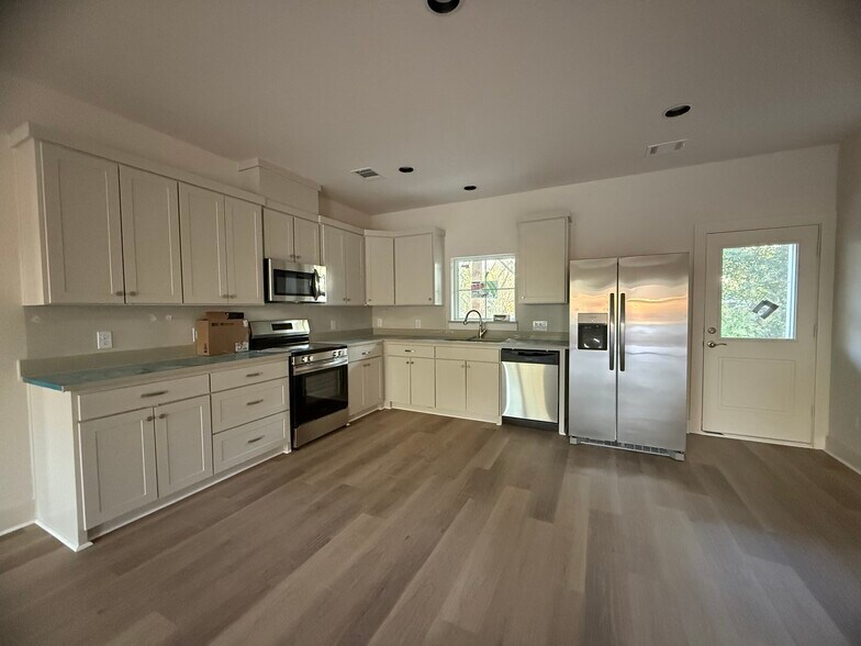 Building Photo - 106 Kirkland St