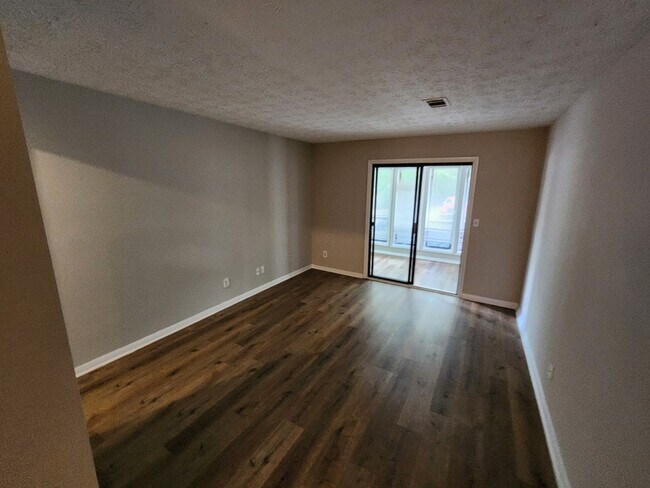 Building Photo - 9400 Roberts Dr