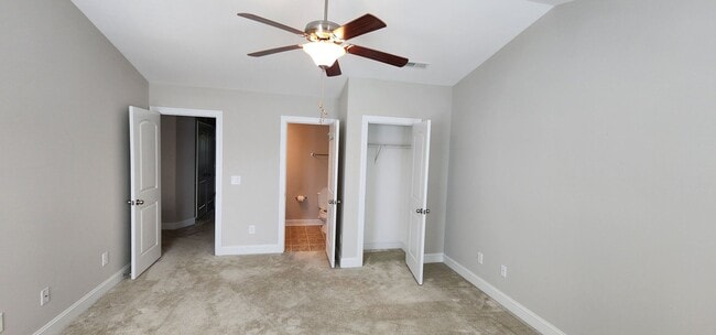 Building Photo - Townhome w/gargae convenient to shopping a...