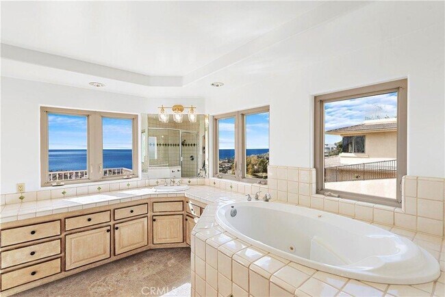 Building Photo - 1060 Skyline Dr