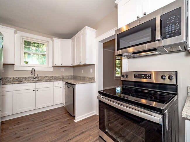 Building Photo - Oversized Renovated Downtown Cottage