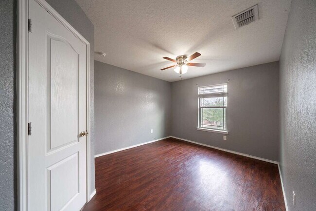 Building Photo - 9131 Canter Horse