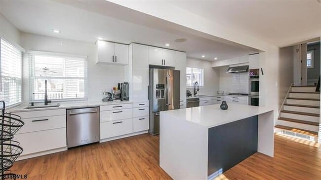 Primary Photo - 239 N Clermont Ave