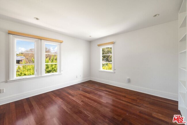 Building Photo - 758 N Almar Ave