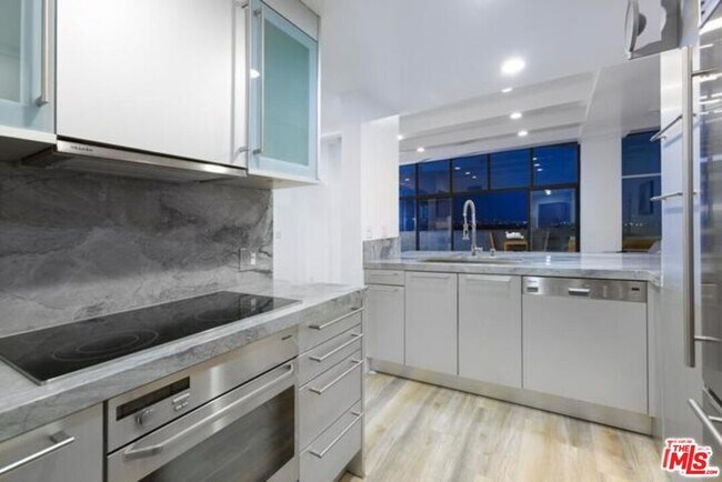 Building Photo - 1155 N La Cienega Blvd