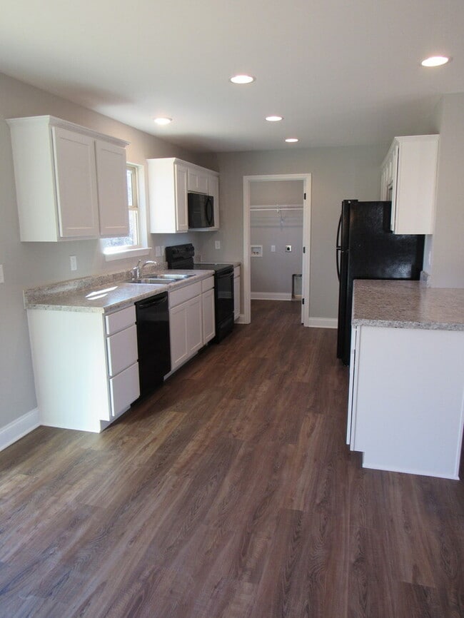 Building Photo - 3 Bedroom & 2 Bath Single-Family Home