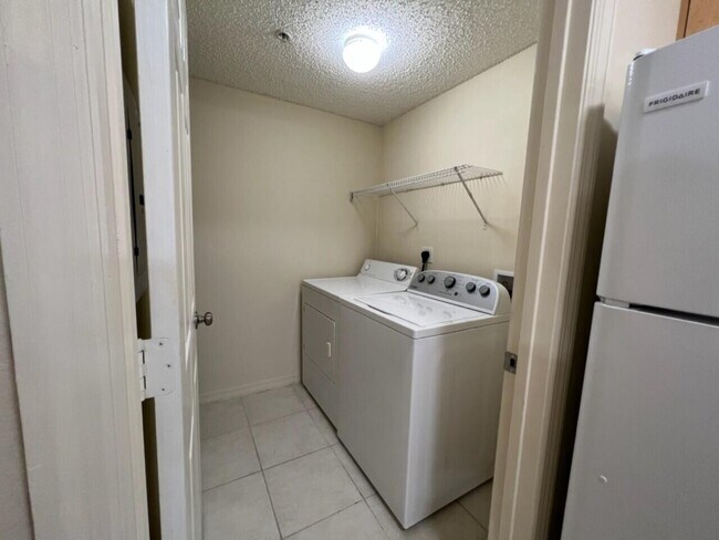 Building Photo - 5016 Lantana Rd