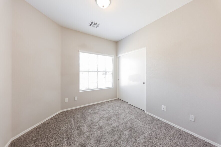 Building Photo - 13426 W Crocus Dr