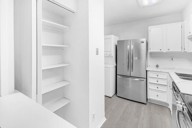 Building Photo - Sunny Garden-Level Condo Minutes from Old ...