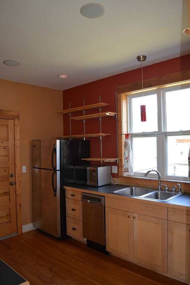 Building Photo - 3 Bed 2 Bath Beautiful Craftsman Home in Missoula $2,900/month
