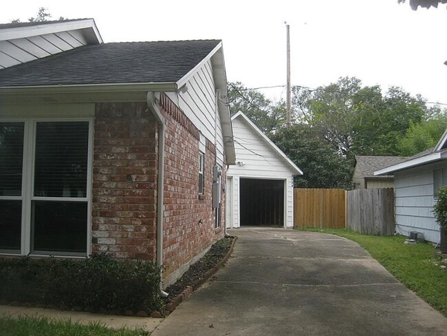 Building Photo - 1907 Sedgie Dr