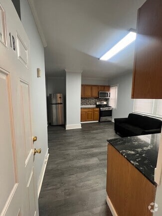 Building Photo - 301 Maple St