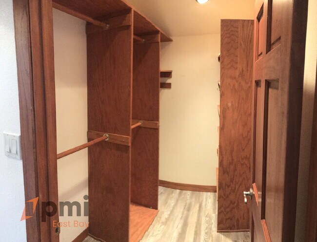 Building Photo - 4-Bedroom Residence in Martinez with Flexi...