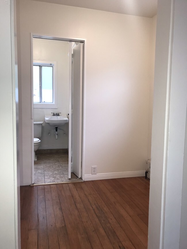 Building Photo - 3046 E Vista St