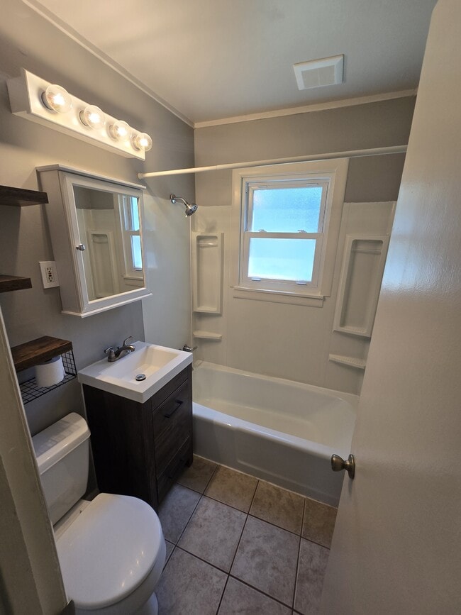 Building Photo - 2805 W 75th St