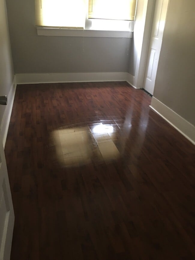 Building Photo - Charming 2 Bed, 1 Bath Home with Spacious ...