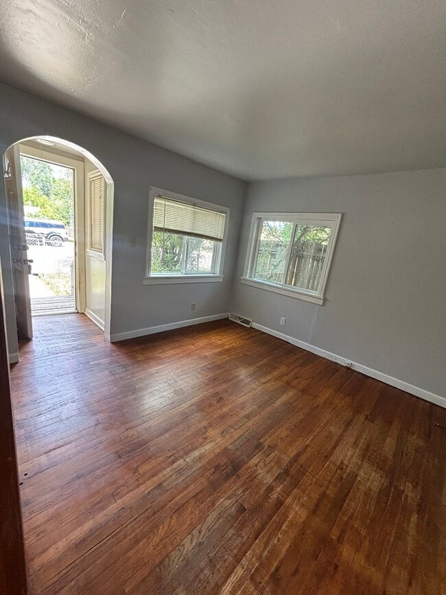 Building Photo - Charming 2-Bedroom Single Family Home