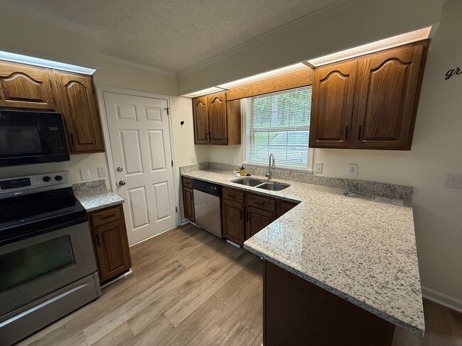 Building Photo - 3 Bed 2 Bath Home near Luther Lake