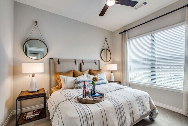 Building Photo - Stylish 1 Bed in Spring — Modern Comfort i...