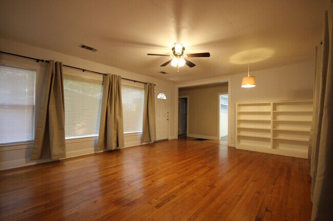 Building Photo - North Loop/Burnet Corridor LARGE 2/1 Duple...